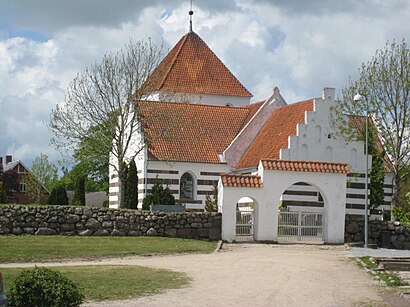 Sådan kommer du til Søndersø Kirke med offentlig transport – Om stedet