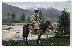 Uomo altaj in costume nazionale a cavallo