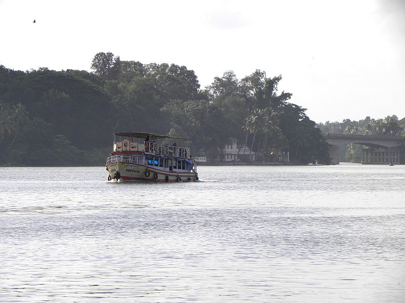 File:SWTD Boat on Ashtamudi Lake, Aug 2014.jpg