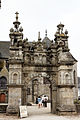 Porte triomphale de l'enclos paroissial de Saint-Thégonnec, surmontée de lanternes cubiques couronnées de lanternons.
