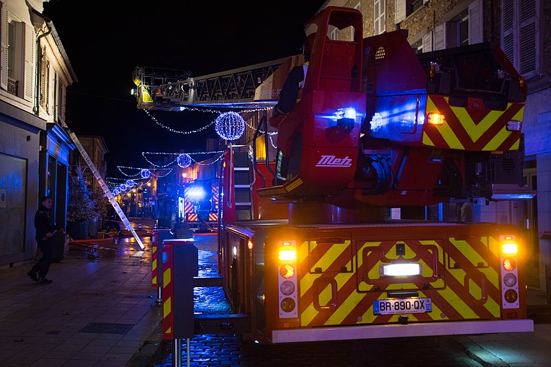 File:Sapeurs-pompiers des Yvelines en intervention 04.jpg