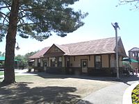The Aguila Depot, built in 1907 by the Santa Fe, Prescott and Phoenix Railway and moved to the McCormick-Stillman Railroad Park in سکاٹسڈیل، ایریزونا.