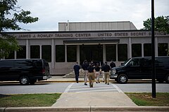 Edificio del Servicio Secreto con exploradores de las fuerzas del orden en primer plano.jpg