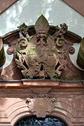 Seligenstadt Alter-Friedhof Noth-Gottes-Kapelle Eingangsverzierung Wappen.JPG