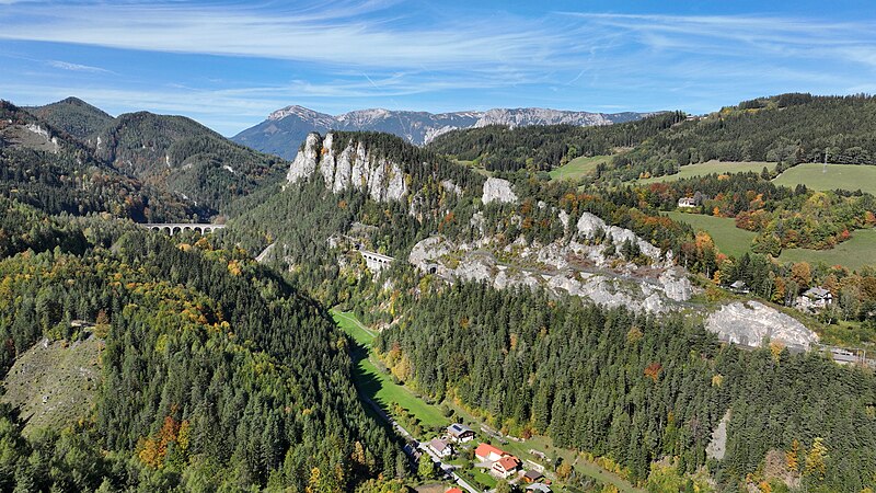 File:Semmering - Adlitzgräben mit Semmeringbahn.JPG