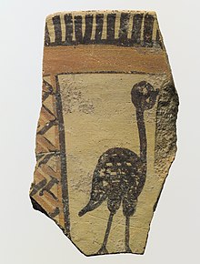 Bris de poterie beige décoré d'un oiseau stylisé et de hachures noires et rouges.