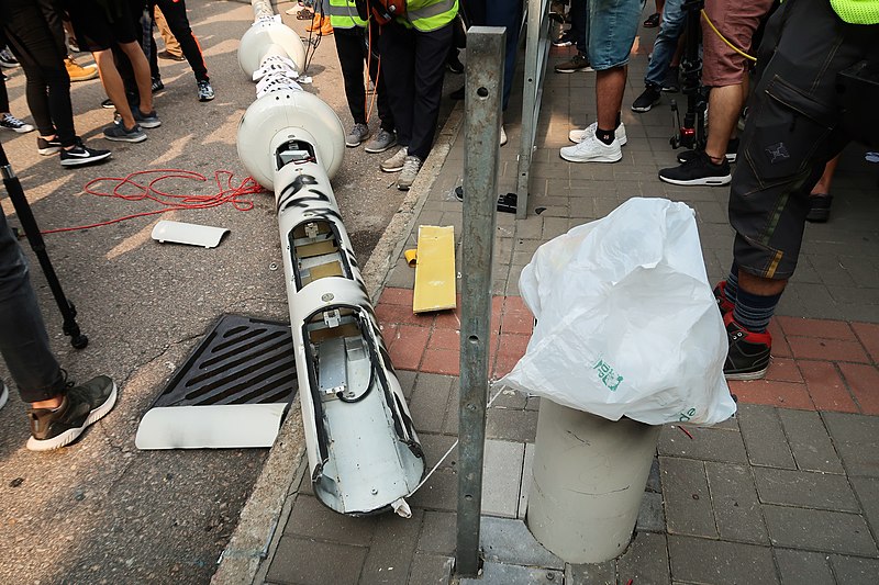 File:Sheung Yuet Road lamppost after protesters destroy 20190824.jpg