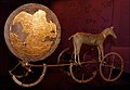 De Trundholm zonnestrijdwagen is een klein bronzen beeld dat is gedateerd rond 1400 voor Christus. Het paard dat de zonneschijf trekt rolt op vier wielen en de zon zelf op twee. Alle wielen hebben vier spaken.