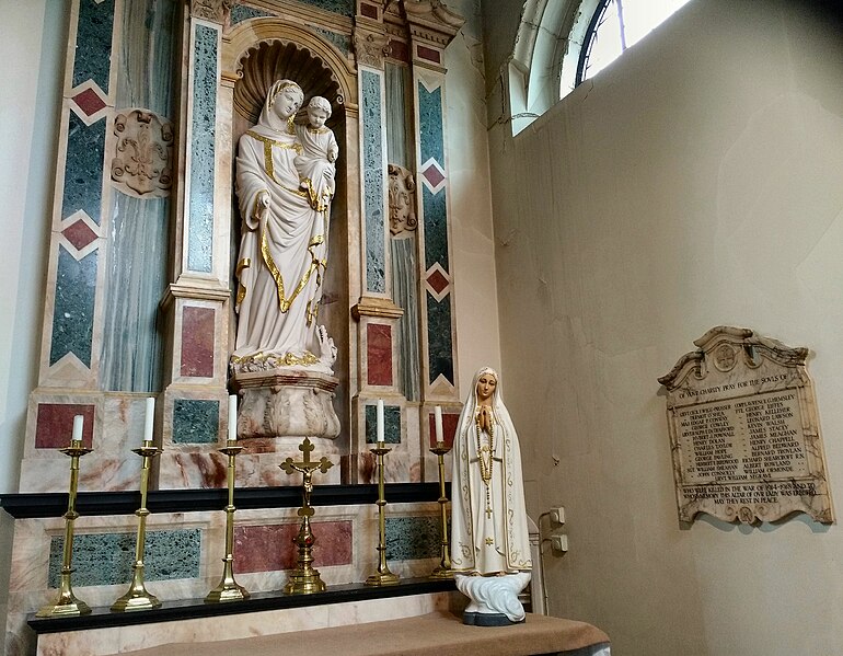 File:St Elizabeth of Portugal Church, Richmond, Lady chapel and war memorial.jpg