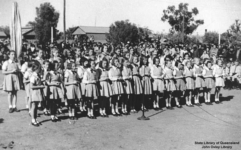 File:StateLibQld 1 197167 School children at Charleville for the Royal Visit, 1946.jpg