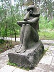 "Kőlány" szobor