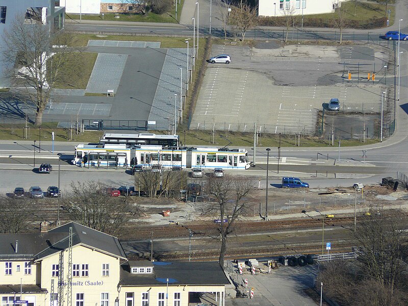 File:Straßenbahnhaltestelle Jena Bahnhof Göschwitz.jpg