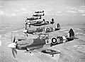 Fotografi av britiske Supermarine Spitfire jagerfly i formasjon.
