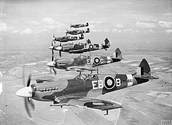 Fotografi av britiske Supermarine Spitfire jagerfly i formasjon.