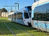 Une rame de tramway U 52600 à la station "Evry-Courcouronnes - Centre Ville - Université" de la ligne 12 Express du tramway d'Île-de-France