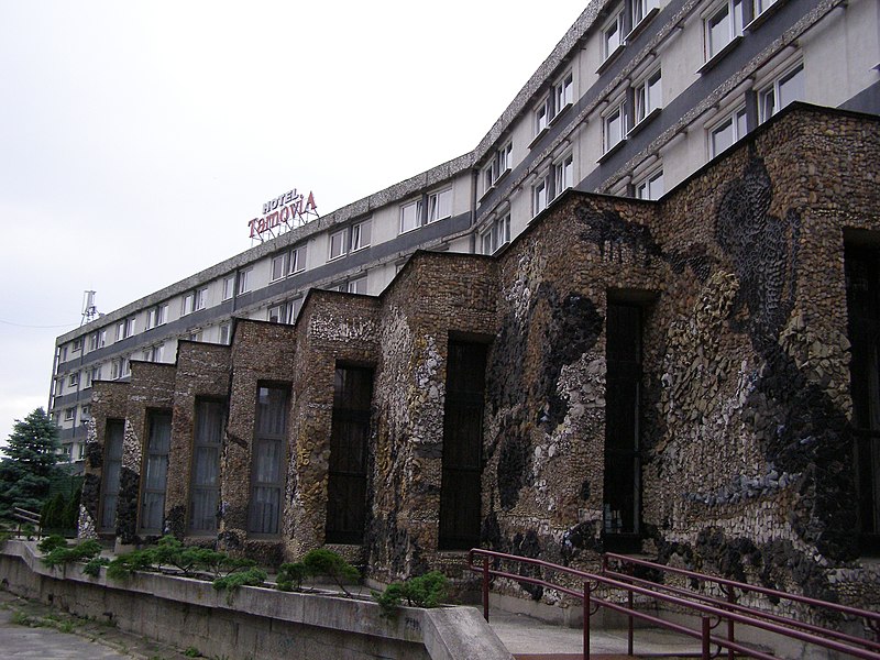 File:Tarnow hotel Tarnovia.jpg