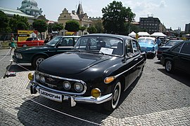 Vista frontal de três quartos de um carro preto antigo.