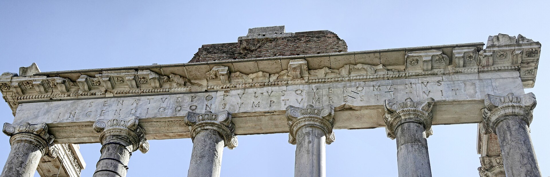 romanum - Le forum Romanum, le forum romain. 1920px-Temple-saturne-inscription