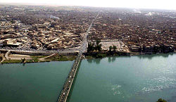 Řeka Tigris a most v Mosulu