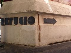 Tipografia Art Deco di un rifugio antiaereo, progettato in una strada della Ciutat Vella (Valencia) durante la guerra civile spagnola (anni 1936-1939)