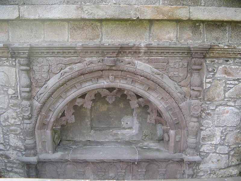 File:Tolquhon tomb, Tarves 07.JPG