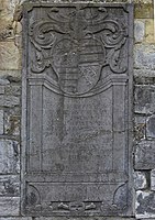 Grafsteen in de muur van de toren