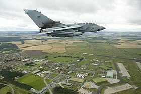 RAF Lossiemouth'ta 617 Filosundan bir Tornado GR4.