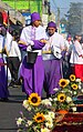 File:Traje morado.jpg