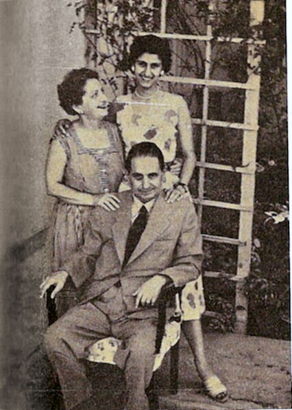 File:Tsimbidaros family.jpg