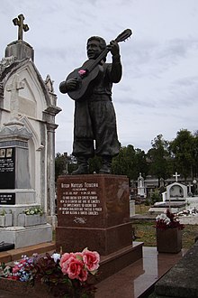 Statue of Teixeirinha on his tomb in the Santa Casa da Misericordia Cemetery in Porto Alegre. Tumulo de Teixeirinha9.JPG