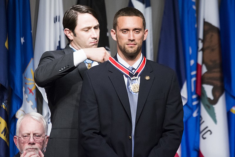 File:Twenty-eight Medal of Honor recipients gather at ANC for National MOH Day 150325-A-DZ999-142.jpg