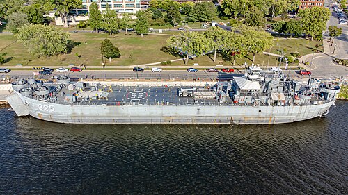 USS LST-325-9 (cropped).jpg