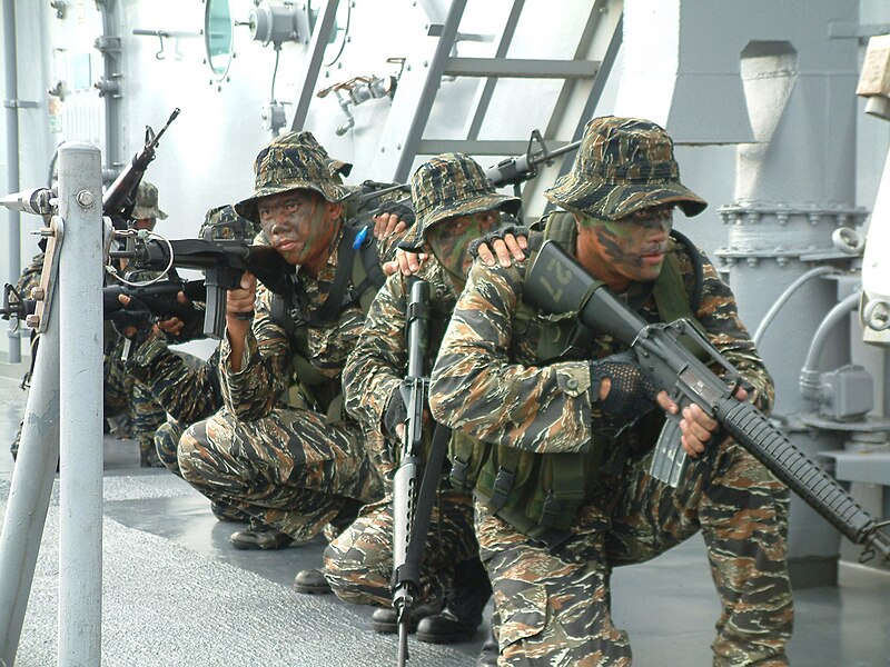 File:US Navy 040730-N-7720S-045 Members assigned to the Philippine Naval Special Warfare Group (SWAG) Nine One crouch low and move together on the deck aboard the amphibious dock landing ship USS Fort McHenry (LSD 43).jpg