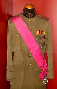 Uniforme de lieutenant général d'Albert Ier de Belgique (grand cordon), avec croix en écharpe et l'étoile à la boutonnière. Les autres décorations sont la croix de Guerre 1914-1918, la médaille de l'Yser 1914-1918 et la médaille commémorative de la Guerre 1914-1918.