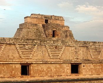 Uxmal. Edificio sur del Cuadrángulo de las Monjas, con la pirámide del Adivino en el fondo.