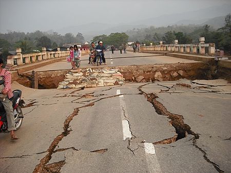 ไฟล์:VOA_Burma_earthquake_damages02_25Mar11.jpg