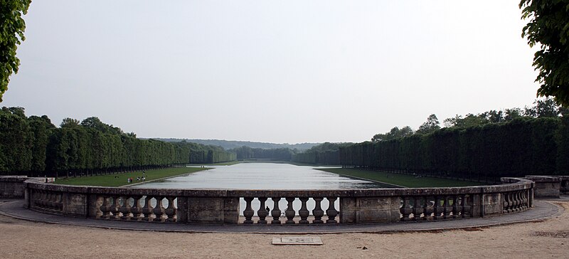 File:Versailles Grand Trianon Grand Canal.jpg