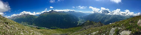 The col du Mont-Cenis at the center left of the picture gives access to a large lake, and further away to the Italian peninsula 10 kilometres beyond t