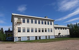 Den nedlagda skolan, numera bygdegården, i Vettasjärvi, bild från juni 2020.