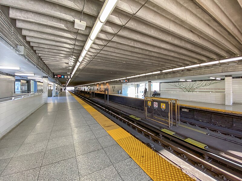 File:Victoria Park station platform 2022.jpg