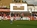 Gawang dan papan skor di Bury Road End