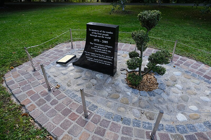 File:Vietnamese boat people memorial @ Parc du Château-Pictet @ Le Grand-Saconnex (50636852348).jpg