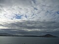 Vue de Karitane harbour et bord de mer un jour sombre et nuageux.