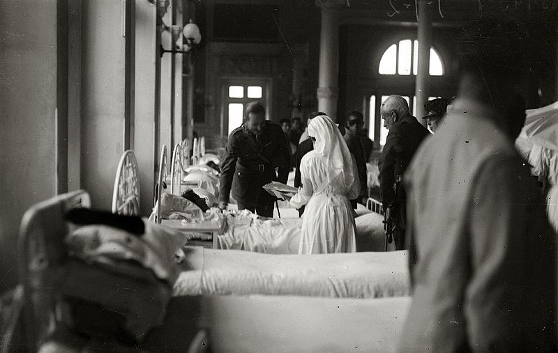 File:Visita del rey Alfonso XIII, la reina María Cristina y el infante Don Jaime a la estación del Norte (3 de 4) - Fondo Car-Kutxa Fototeka.jpg