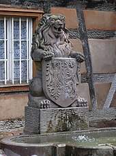 Wappenbrunnen mit Adler und Löwe