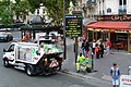 Collecte de déchets déposés dans une corbeille de rue, boulevard du Montparnasse.