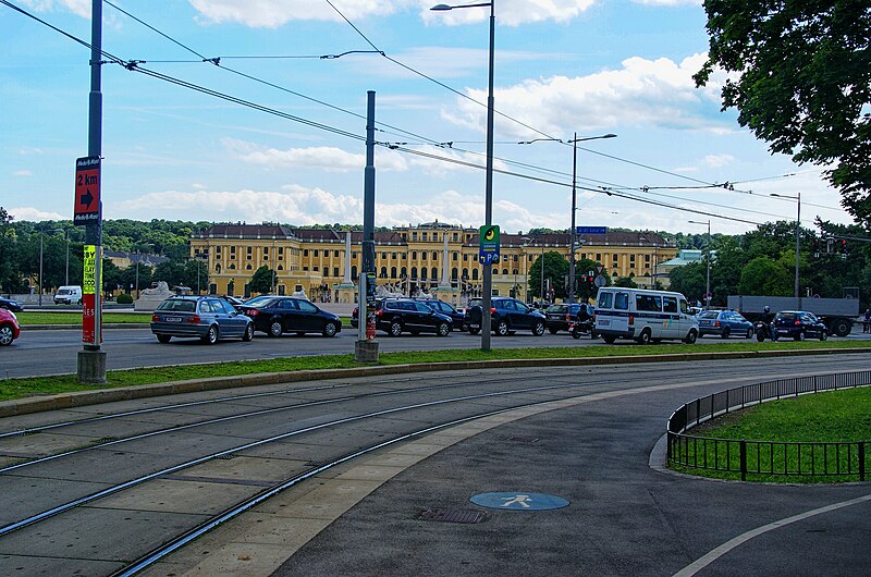 File:Wien - Schloßallee - View SSW towards Schloß Schönbrunn.jpg