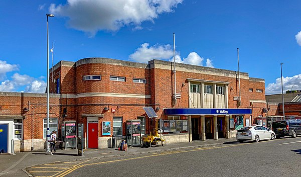 The station's southern entrance is an Art Deco rounded-edge building in a mixture of concrete and stock brick courses.