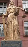 Statue der Iustitia vor dem Gebäude des Kassationshofs