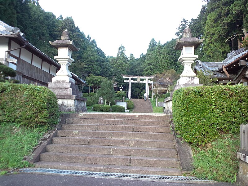 File:Yatagarasu-jinja Kaidan.jpg